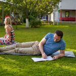 Спокойный мужчина пишет